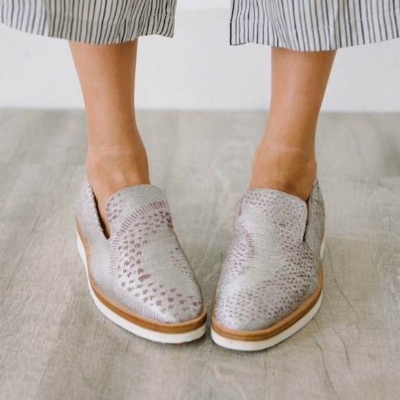 Free People Loafers Snake Eye Metallic Silver Pink - Picture 1 of 9